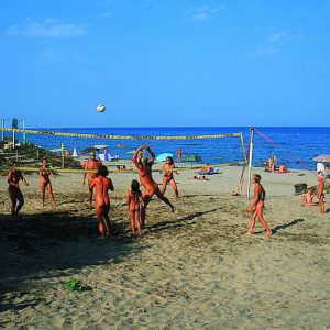 FKK-Urlaub Club Corsicana mit Tropica Korsika - Volleyball am Strand