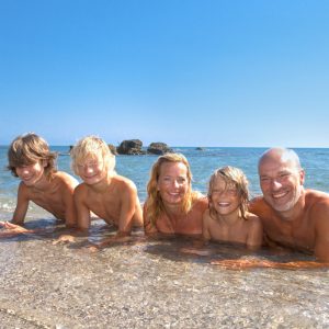 FKK-Urlaub Bagheera Korsika Frankreich - Familie am Strand