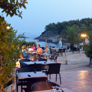 FKK-Urlaub in La Chiappa auf Korsika - abends im Restaurant