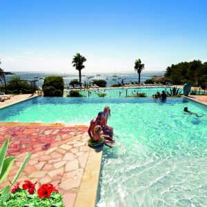 FKK-Urlaub in La Chiappa auf Korsika - Familie am Pool