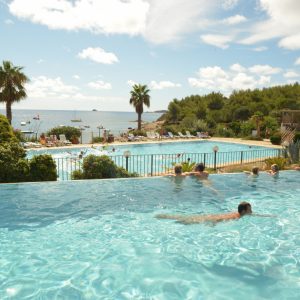 FKK-Urlaub in La Chiappa auf Korsika - Pool mit Meerblick