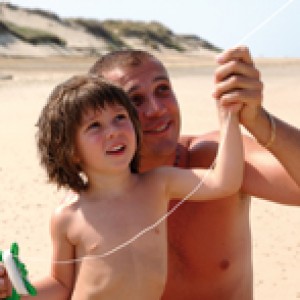 FKK-Urlaub Euronat Atlantikküste Frankreich - Drachensteigen am Strand