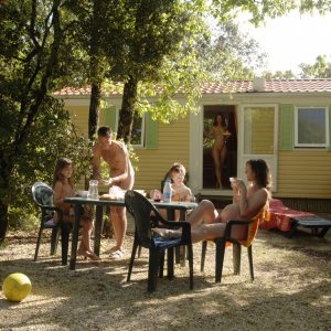 FKK-Urlaub Domaine de la Sablière Frankreich - Familie vor Mobilhome