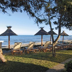 FKK-Urlaub mit Miramare Reisen in Riva Bella Korsika Frankreich - Sonnenschirme am Strand