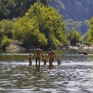 FKK-Urlaub Domaine de la Sablière Frankreich - Familie im Fluß