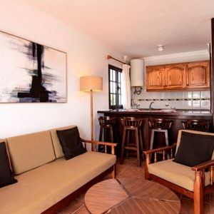 FKK-Urlaub mit Miramare Reisen - Castillo de Papagayo Lanzarote Wohnraum mit Küchentheke