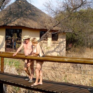 FKK-Urlaub SunEden Pretoria Südafrika - Paar auf der Brücke