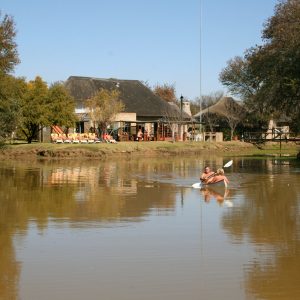 FKK Urlaub mit MIRAMARE REISEN - FKK-Rundreise Südafrika FKK-Urlaub SunEden Pretoria Südafrika - Boot auf dem See