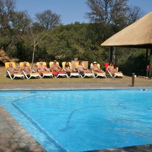 FKK-Urlaub SunEden Pretoria Südafrika - Pool mit Liegen