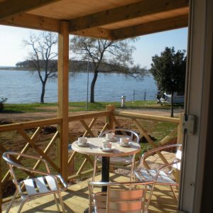 FKK-Urlaub Naturist Kamp Ulika Istrien Kroatien - Terrasse mit Meerblick