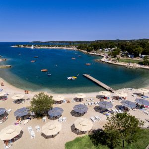 FKK-Urlaub Valalta Rovinj Kroatien - Sandbucht mit Blick aufs Meer