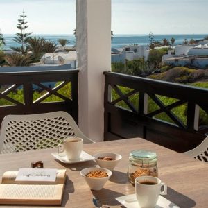 FKK-Urlaub mit Miramare Reisen - Castillo de Papagayo Lanzarote Frühstück auf dem FKK Balkon