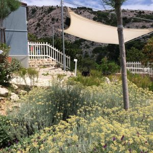 FKK-Urlaub Bunculuka Krk Kroatien - Terrasse mit Blumen