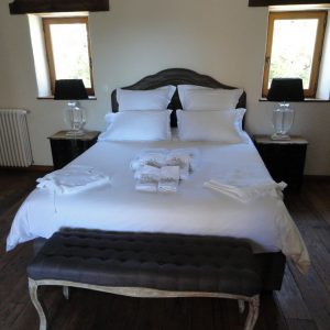FKK-Urlaub Domaine La Quiquier Frankreich - Ein luxuriöses Schlafzimmer mit einem Prunkbett.