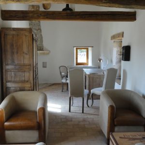 FKK-Urlaub Domaine La Quiquier Frankreich - Die luxuriöse Suite lädt zum Lesen, Ruhen oder zu Gesprächen ein.