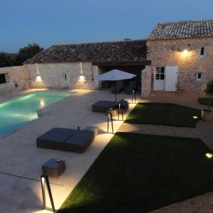 FKK-Urlaub Domaine La Quiquier Frankreich - Der Pool ist abends beleuchtet.