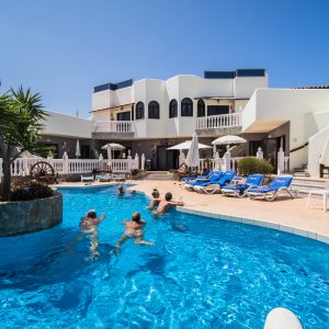 FKK Urlaub auf Fuerteventura - Naturist Sun Club Corralejo - Adults only Resort - im Pool