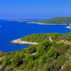 Kleine FKK-Kreuzfahrt vor der kroatischen Küste