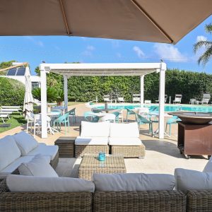 FKK-Urlaub mit Miramare Reisen - FKK Grottamiranda Italien/Apulien Terrasse am Pool