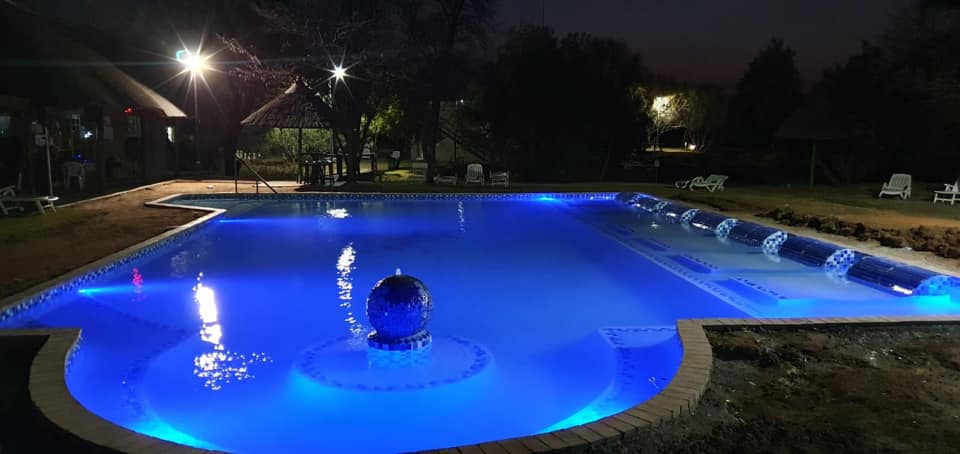 FKK Urlaub mit MIRAMARE REISEN - FKK-Rundreise Südafrika Pool bei Nacht SunEden