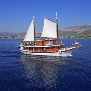 FKK Urlaub mit MIRAMRE REISEN - MS Providnost kreuzt in der Adria
