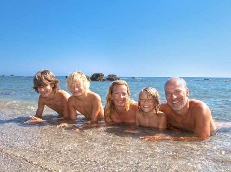 FKK-Urlaub Bagheera Korsika Frankreich - Familie am Strand