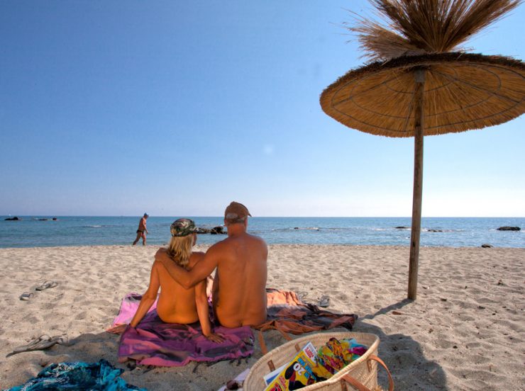 FKK-Urlaub Bagheera Korsika Frankreich - Paar am Strand