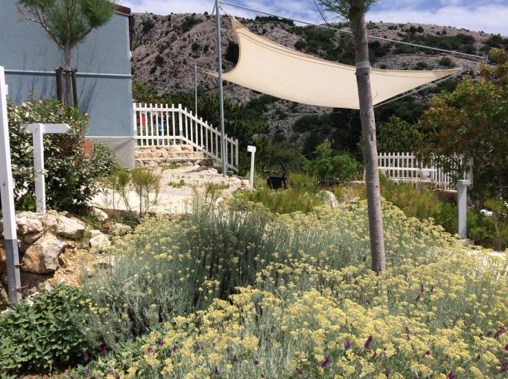 FKK-Urlaub Bunculuka Krk Kroatien - Terrasse mit Blumen