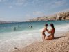 FKK-Urlaub Bunculuka Krk Kroatien - Mutter und Kind am Strand