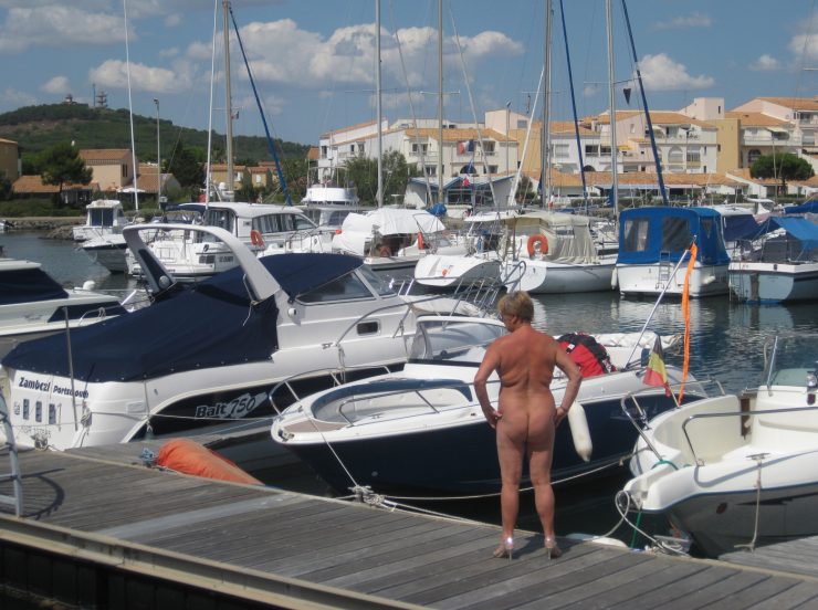 FKK-Urlaub Cap d'Agde Mittelmeer Frankreich - Frau am Hafen