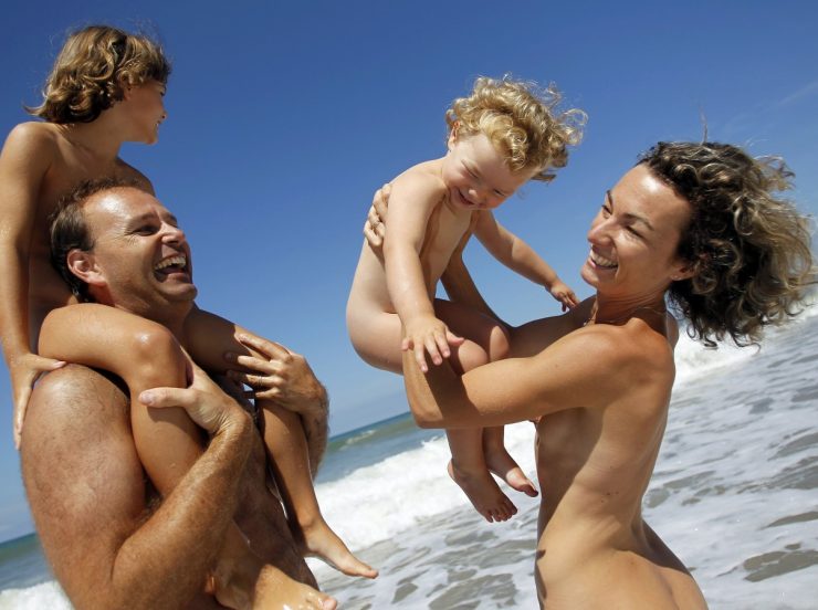 FKK-Urlaub CHM Montalivet Atlantikküste Frankreich - Familie am Strand