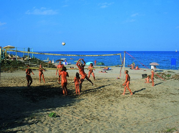 FKK-Urlaub Club Corsicana mit Tropica Korsika - Volleyball am Strand