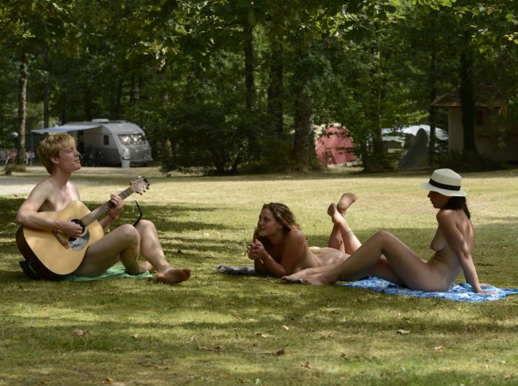 FKK-Urlaub Creuse Nature Limousin Frankreich - junge Leute mit Gitarre