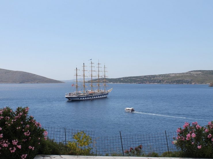 FKK-Urlaub Royal Clipper - Segeln zwischen griechischen Inseln - Schiff vor Anker