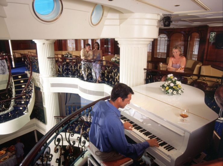 FKK-Kreuzfahrt Royal Clipper - Segeln zwischen griechischen Inseln - Am Piano
