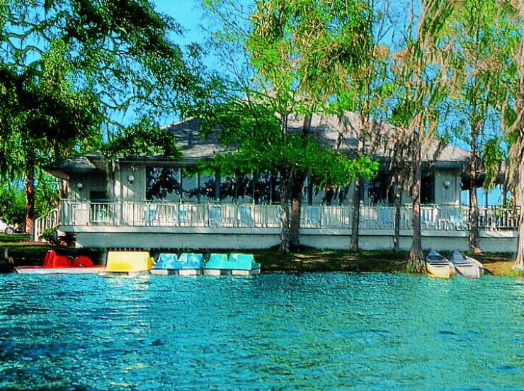 FKK-Urlaub Cypress Cove Florida USA - Restaurant am See