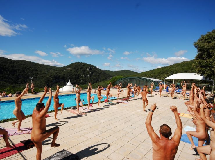 FKK-Urlaub Domaine de la Sablière Frankreich - Gymnastik am Pool