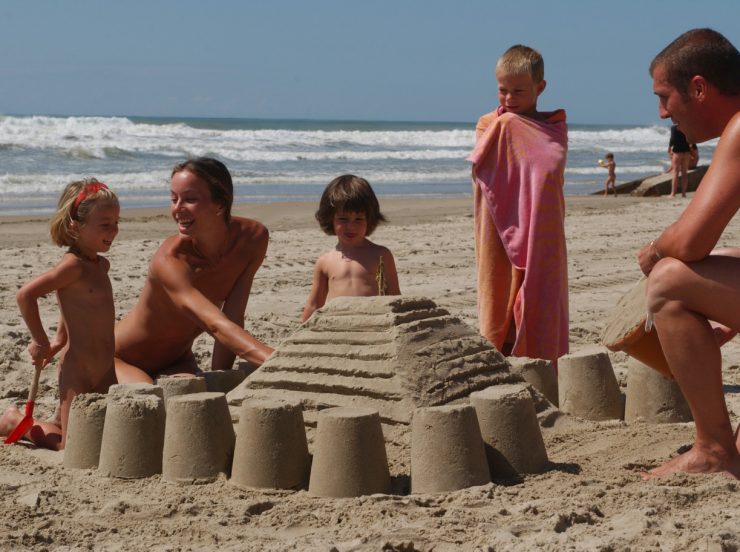 FKK-Urlaub Euronat Atlantikküste Frankreich - Familie am Strand