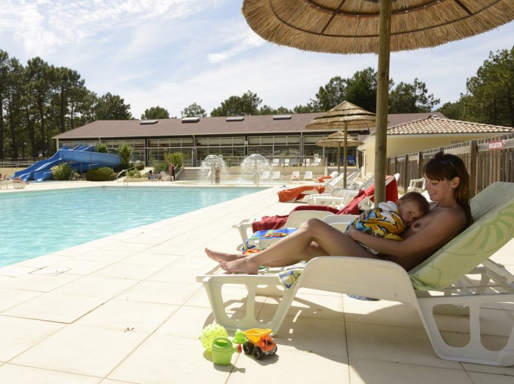 FKK-Urlaub Euronat Atlantikküste Frankreich - Mutter mit Kind im Schwimmbad