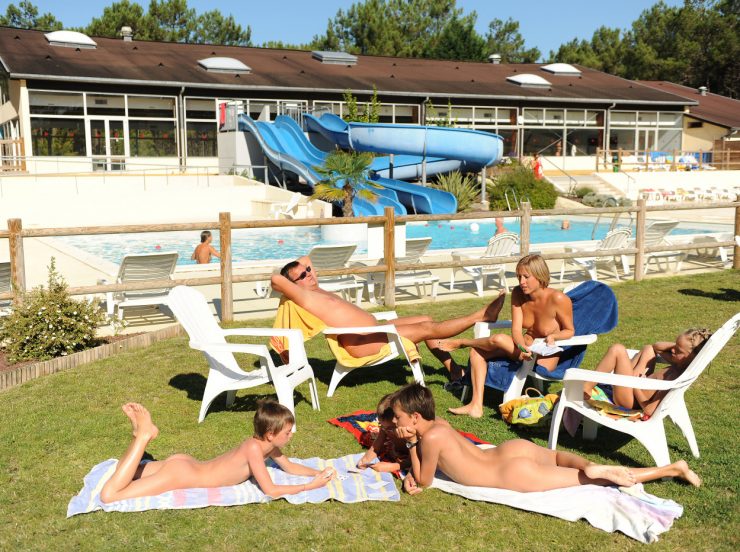 FKK-Urlaub Euronat Atlantikküste Frankreich - Liegewiese am Schwimmbad