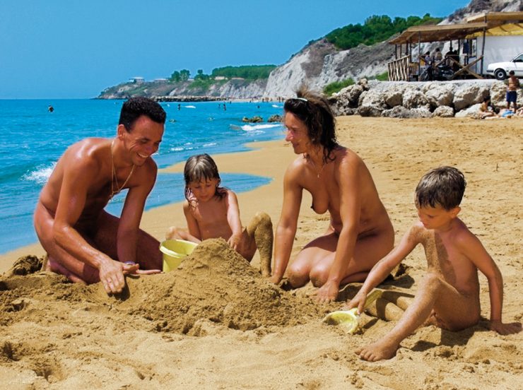FKK-Urlaub Pizzo Greco Kalabrien Italien - Familie am Strand