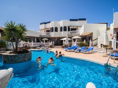 FKK Urlaub auf Fuerteventura - Naturist Sun Club Corralejo - Adults only Resort - im Pool