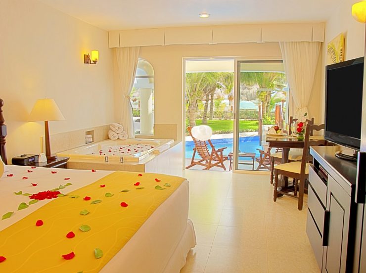 FKK-Urlaub Hidden Beach Resort Cancun Mexiko - Swim-up-Jacuzzi-Junior-Suite