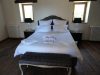 FKK-Urlaub Domaine La Quiquier Frankreich - Ein luxuriöses Schlafzimmer mit einem Prunkbett.