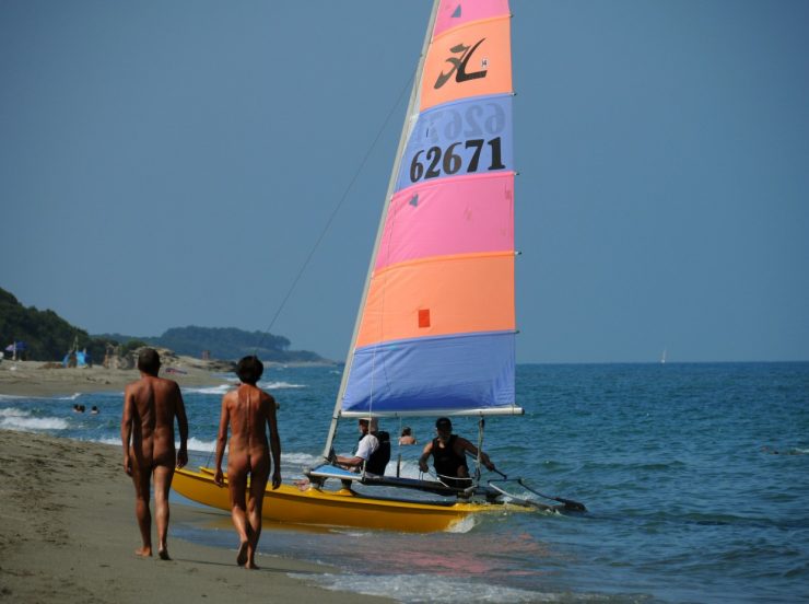 FKK-Urlaub Riva Bella Korsika Frankreich - Strandspaziergang