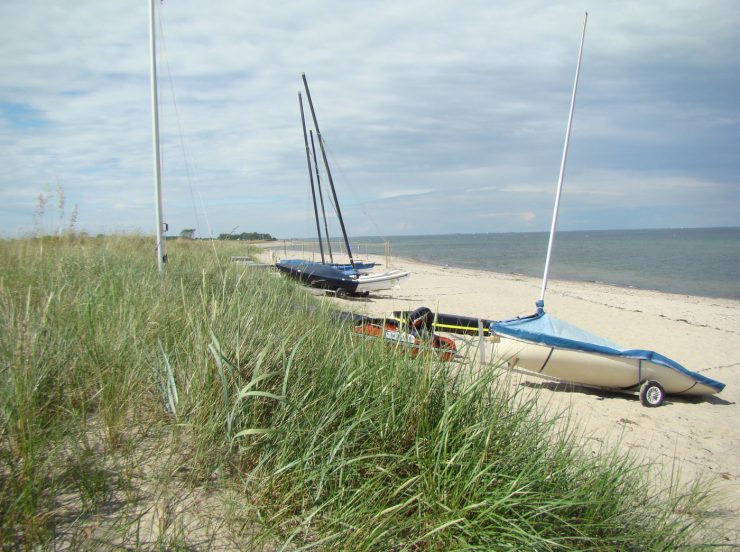 FKK Resort Rosenfelder Strand - Boote am Strand