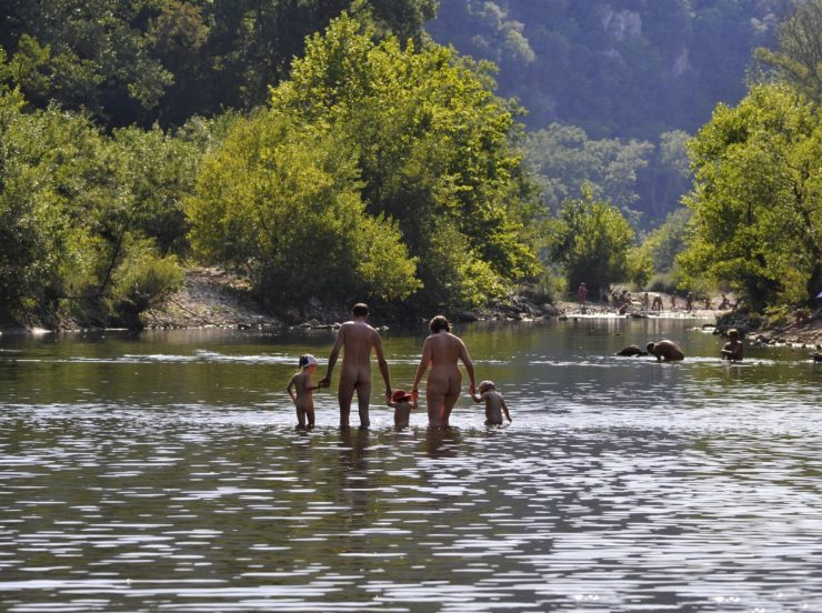 FKK-Urlaub Domaine de la Sablière Frankreich - Familie im Fluß