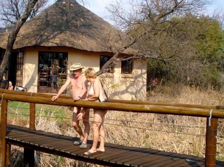 FKK-Urlaub SunEden Pretoria Südafrika - Paar auf der Brücke