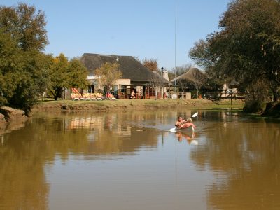 FKK Urlaub mit MIRAMARE REISEN - FKK-Rundreise Südafrika FKK-Urlaub SunEden Pretoria Südafrika - Boot auf dem See