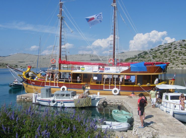 FKK-Urlaub auf einer FKK-Kreuzfahrt MS Silva Kroatien Adria - im Hafen von Kornati